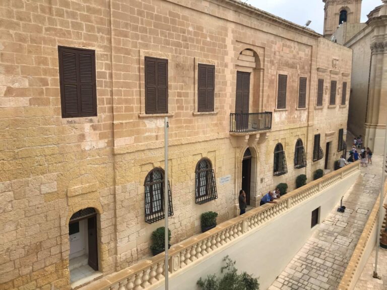 X’qed jiġri dalgħodu fil-kmamar fejn jiġu miżmuma l-esebiti f’Għawdex?