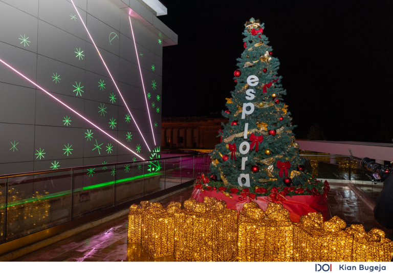 Esplora jibda l-istaġun biċ-Ċerimonja tas-Siġra tal-Milied u b’ħarsa esklussiva ta’ “Santa’s STEAM Factory”