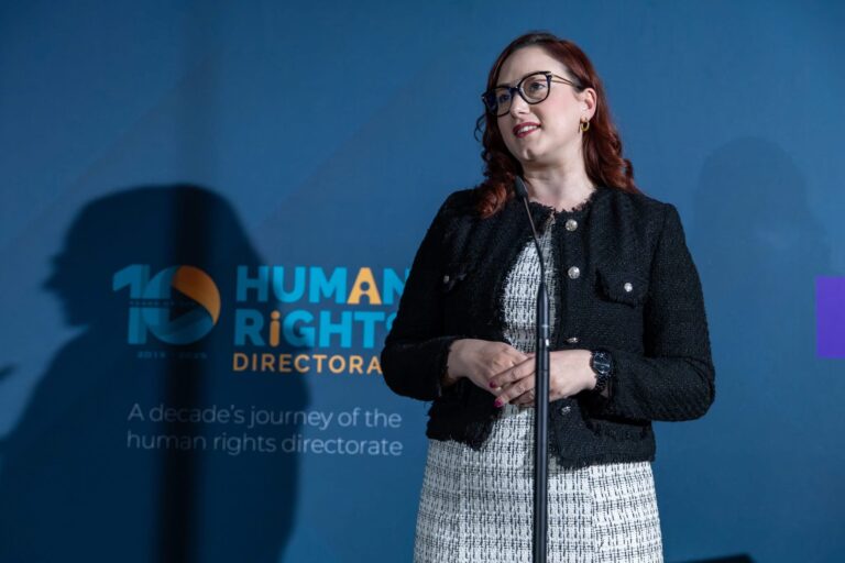 Meta l-Ġustizzja Tieqaf Fuq l-Għatba Tad-Dar