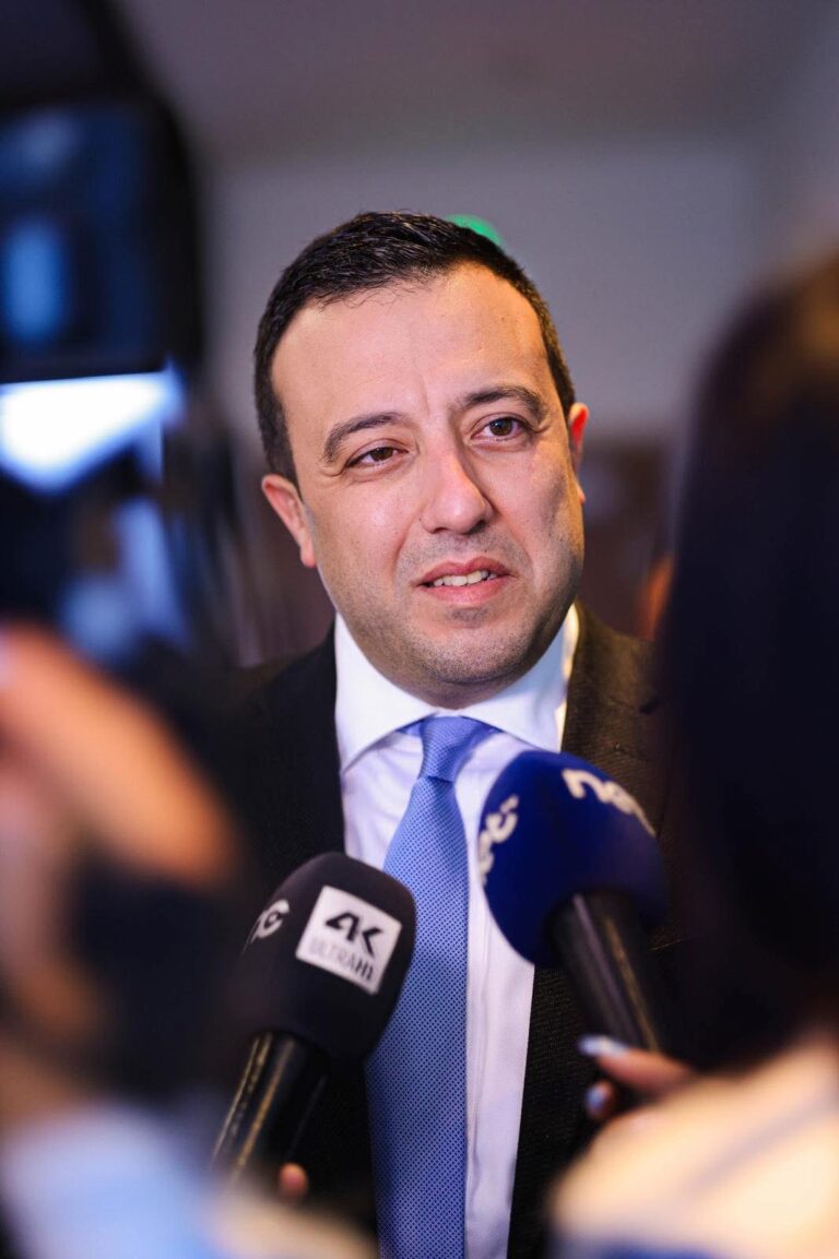 Taħt Clint Camilleri jitlestew 50 triq residenzjali. Skont Alex Borg ma saret lanqas triq waħda.