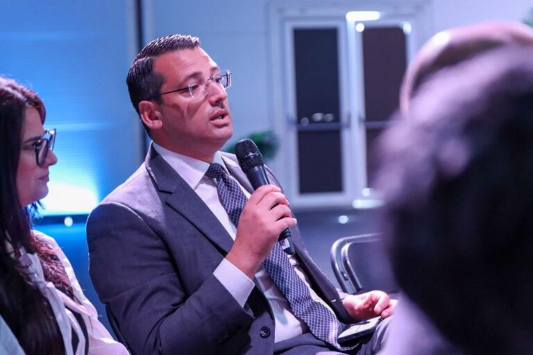 Jonathan Attard jixraqlu jigi elett minn żewġ Distretti