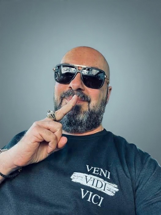 Min qed jattakkani għax ma jistax igiddibni