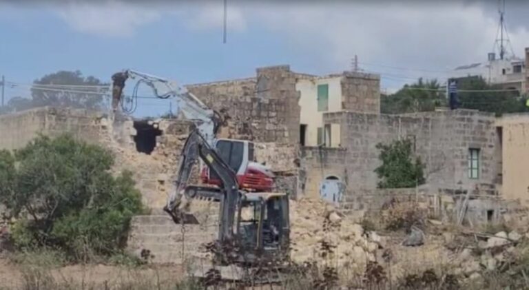 Skiet itarrax dwar min hu responsabbli minn xogħolijiet fuq razzett biswit il-Ġgantija li fuqu twaqqaf ix-xogħol.